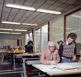 846112 Afbeelding van medewerkers van de provincie Utrecht in de tekenkamer van het provinciehuis aan Achter St.-Pieter ...